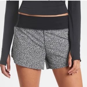 Athleta run with it 3.5” printed shorts leopard size M